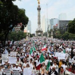 Miles de estudiantes de Derecho marchan contra la reforma judicial de México