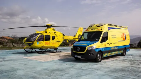 Imagen de archivo de una ambulancia y un helicóptero del 061 de Galicia.