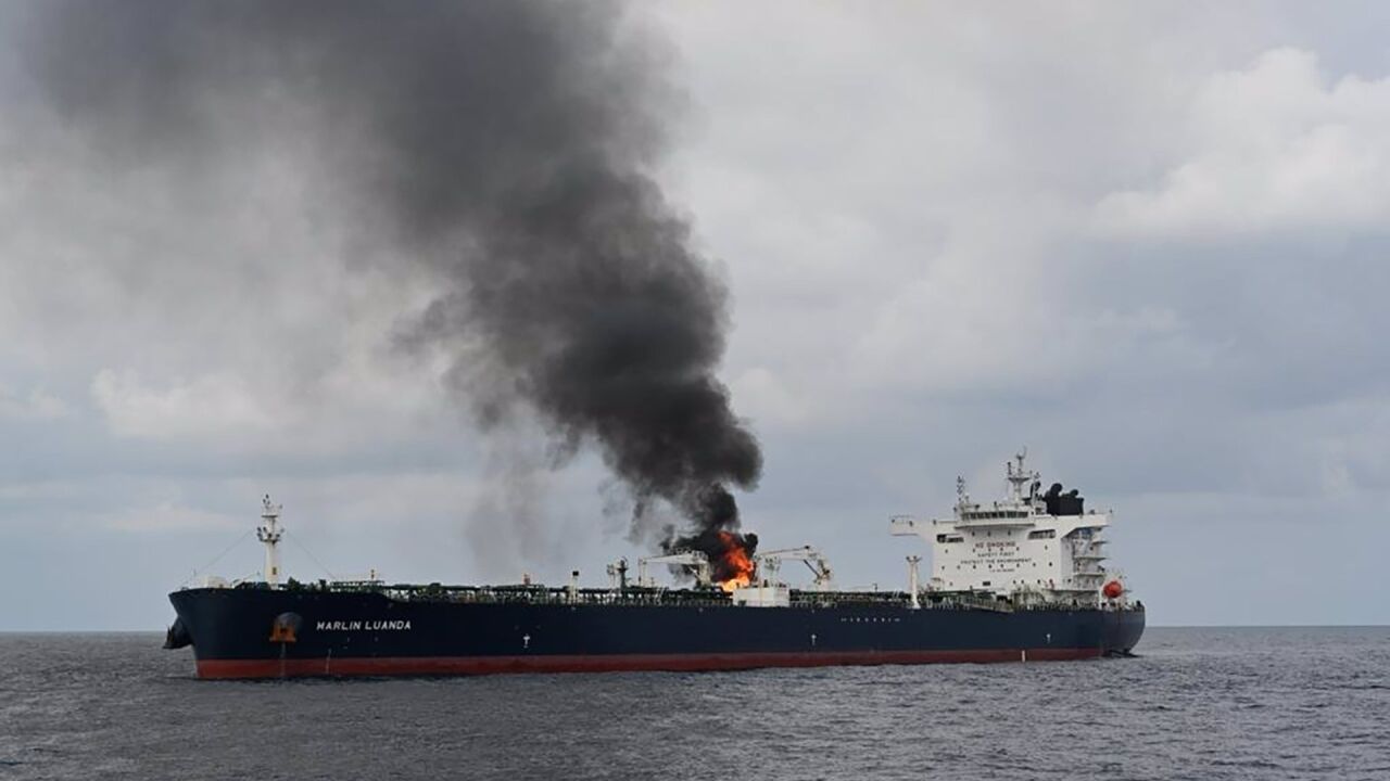 英国海軍、フーシ派の攻撃による商船の爆発3件を報告