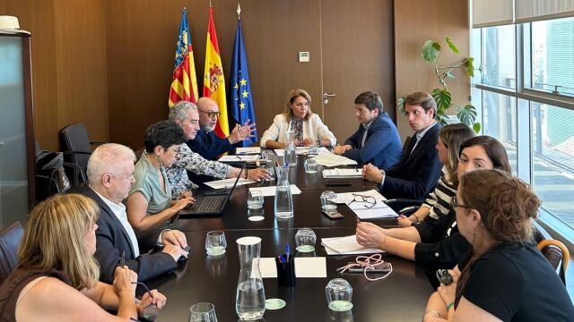 La vicepresidenta y su equipo reunidos con varias entidades sociales en una imagen de archivo 