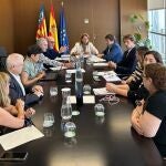 La vicepresidenta y su equipo reunidos con varias entidades sociales en una imagen de archivo 