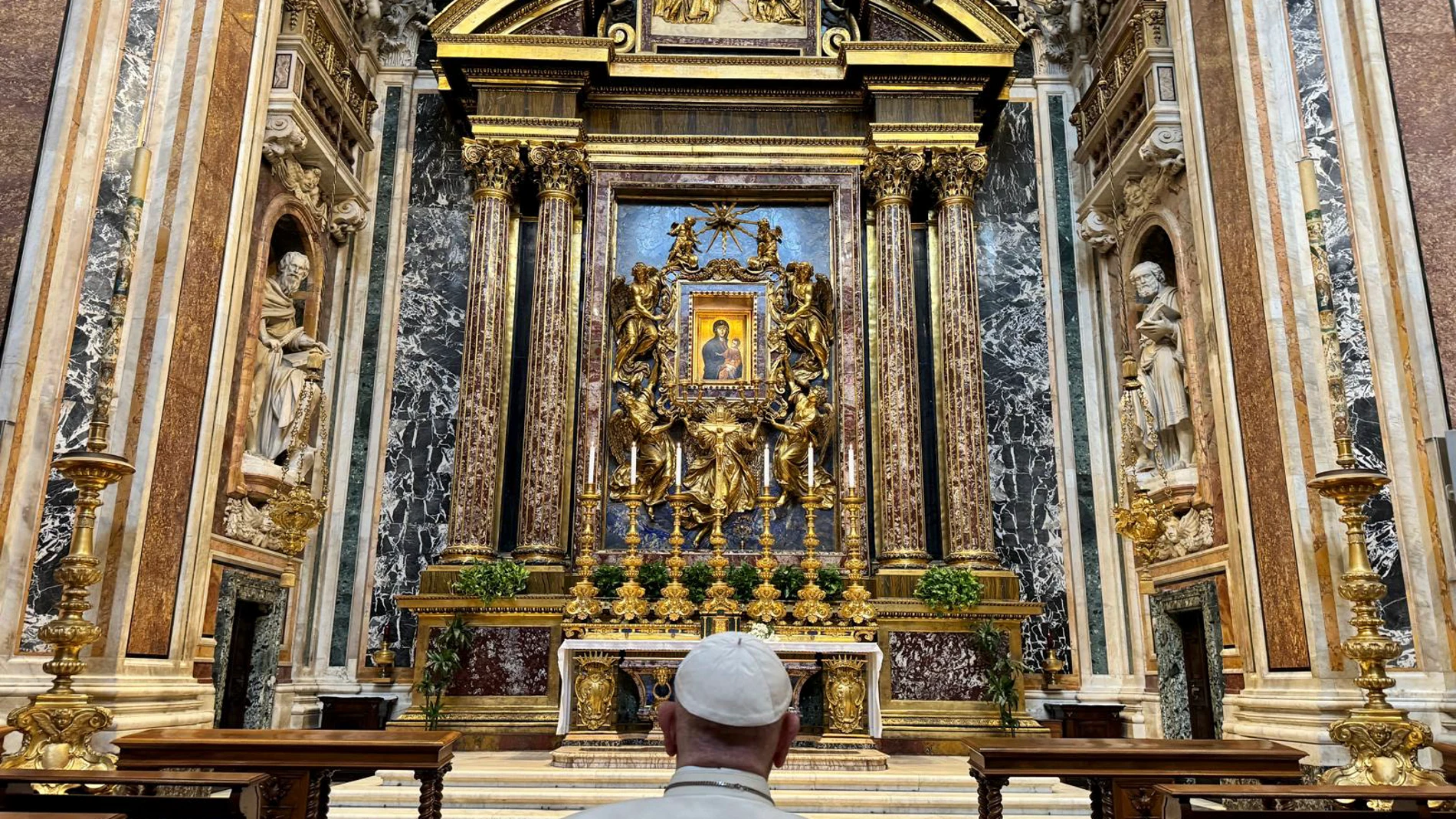 ROMA, 01/09/2024.- El papa Francisco estuvo este domingo en la basílica de Santa María la Mayor de Roma, donde rezó ante el icono de la Virgen María un día antes de su partida mañana lunes en el que será el viaje más largo de su pontificado, que le llevará a Indonesia, Papúa Nueva Guinea, Timor Oriental y Singapur. EFE/ Vatican Media **SOLO USO EDITORIAL/SOLO DISPONIBLE PARA ILUSTRAR LA NOTICIA QUE ACOMPAÑA (CRÉDITO OBLIGATORIO)***