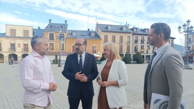 El alcalde de Ponferrada, Marco Morala, recibe a la consejera Leticia García