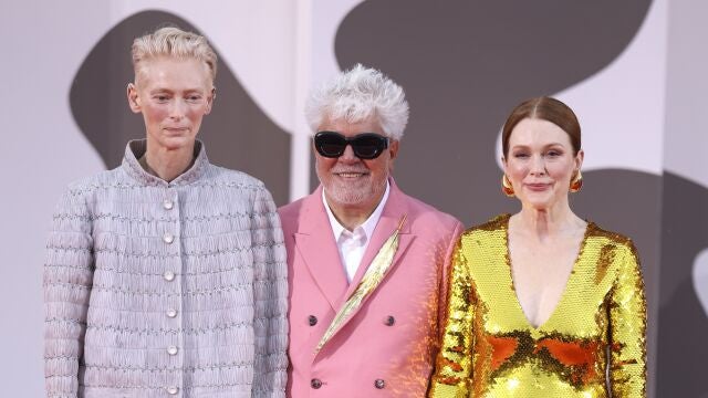 Tilda Swinton, Pedro Almodóvar y Julianne Moore en la alfombra roja de Venecia