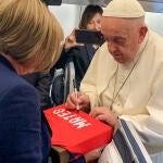 El papa firma una camiseta enviada por la familia de Mateo, el niño asesinado en Mocejón