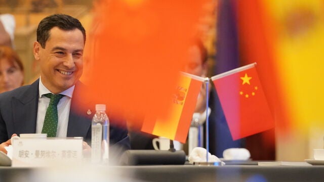 Juanma Moreno mantiene un encuentro en Zhejiang (China)