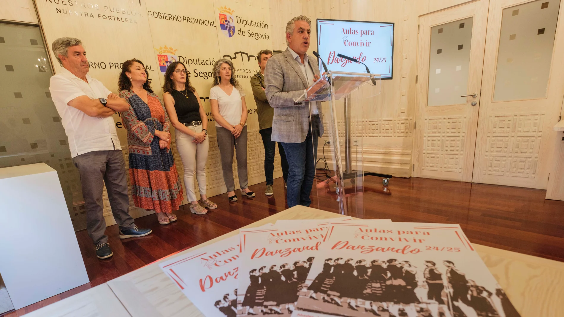 El diputado de Cultura, Juventud y Deportes, José María Bravo, presenta el programa cultural 'Aulas para Convivir Danzando'