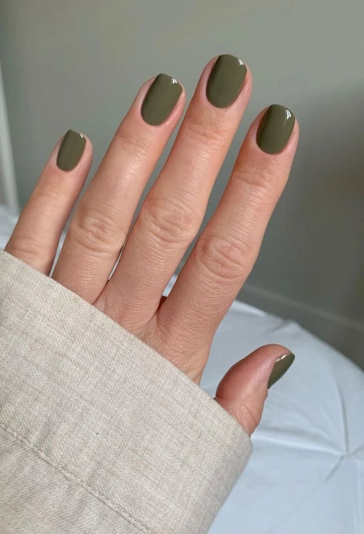 Uñas verde oliva