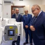 El consejero de Sanidad, Alejandro Vázquez, visita el nuevo equipo de radiología puesto en marcha en el Centro de Atención Primaria San Juan de Salamanca