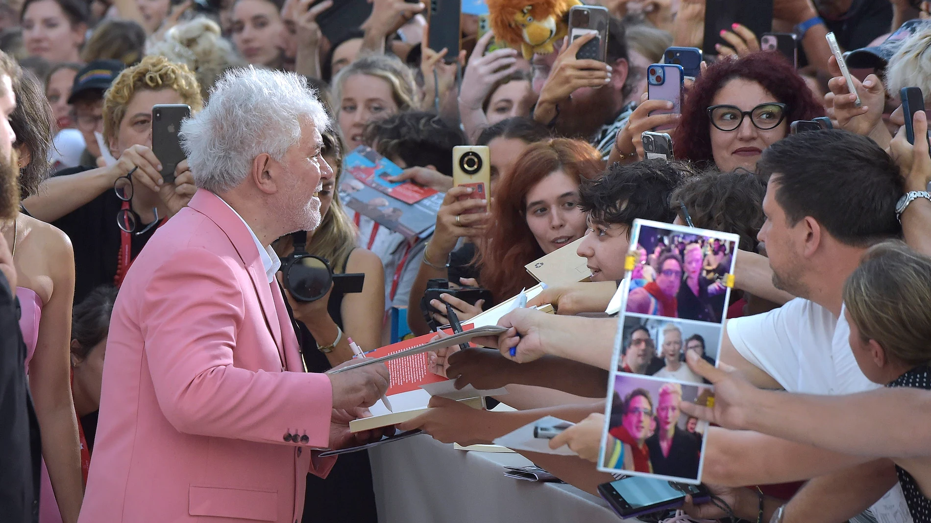 El director de cine Pedro Almodóvar firma autógrafos durante la premiere de la película ‘The Room Next Door’ en el Festival Internacional de Cine de Venecia, a 2 de septiembre de 2024, en Venecia (Italia). El director manchego, Pedro Almodóvar, competirá por el León de Oro en la que es su primera película en lengua inglesa después de haber realizado un cortometraje el año pasado en inglés. 02 SEPTIEMBRE 2024 Rocco Spaziani / Europa Press 02/09/2024