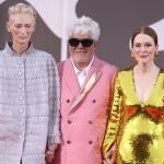 Tilda Swinton, Pedro Almodóvar y Julianne Moore en la alfombra roja de Venecia