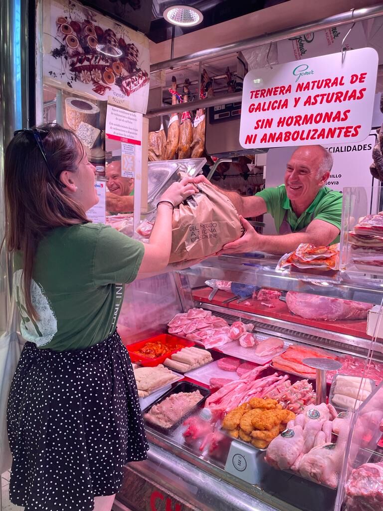 Imagen de un puesto de carnicería de los mercados municipales de Alicante