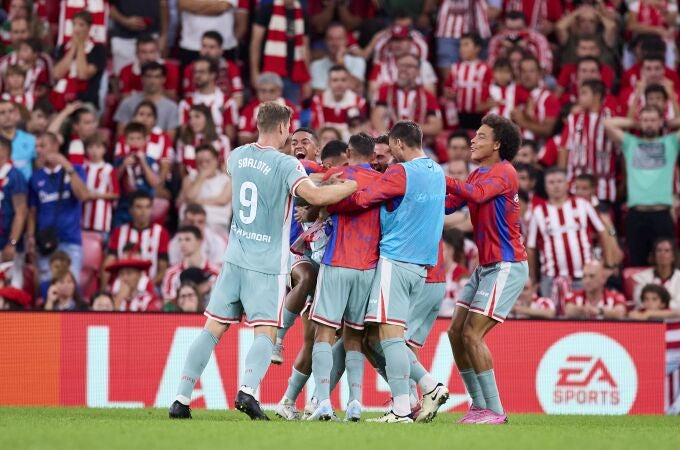 Los jugadores del Atlético celebran el gol de Correa en San Mamés