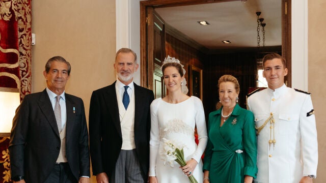 El Rey Felipe VI junto a Victoria López-Quesada y su familia 