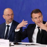 El presidente de Francia, Emmanuel Macron, junto al presidente del CESE, Thierry Beaudet, pronuncia un discurso en el seminario final de la Convención sobre el final de la vida en el Consejo Económico, Social y Medioambiental (CESE), en París, el 26 de abril de 2024