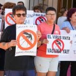 Decenas de vecinos se manifiestan en Isla Mayor para exigir soluciones al aumento de casos del virus del Nilo