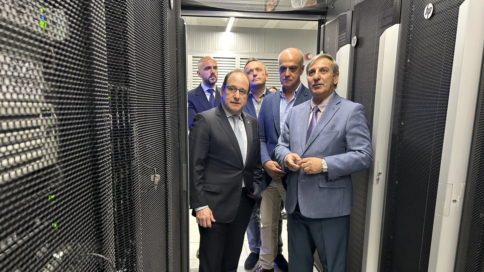Visita de Sanz Merino al Centro de Proceso de Datos de Castilla y León