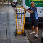 Trabajadores en las calles de Madrid. Agosto se despide con 193.704 trabajadores menos y con un aumento del pa