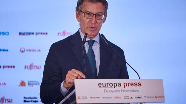 El líder del PP, Alberto Núñez Feijóo, y el presidente de Aragón y del PP en la comunidad de Aragón, Jorge Azc