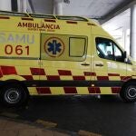 Una ambulancia de soporte vital básico del SAMU 061 de Baleares, aparcada en el Hospital Son Espases