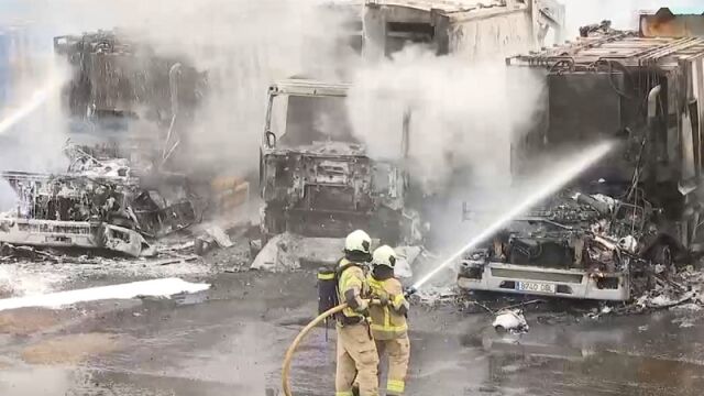 Los bomberos estinguiendo el fuego. 