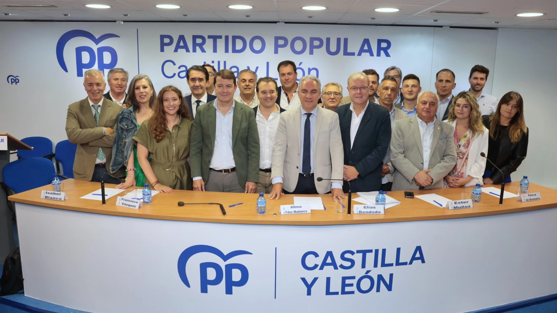 El presidente del PPCyL, Alfonso Fernández Mañueco, y Elías Bendodo, tras el Comité Ejecutivo