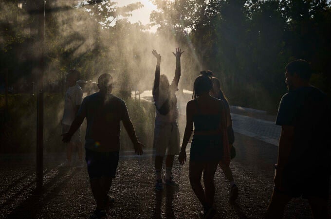 Turistas en plena ola de calor en agosto en la ciudad de Madrid. Terrazas en el centro de Madrid. Una nueva regulación de las terrazas va a controlar prohibiendo la publicidad de bebidas alcohólicas en toldos y terrazas de bares y restaurantes. © Alberto R. Roldán / Diario La Razón. 08 08 2024