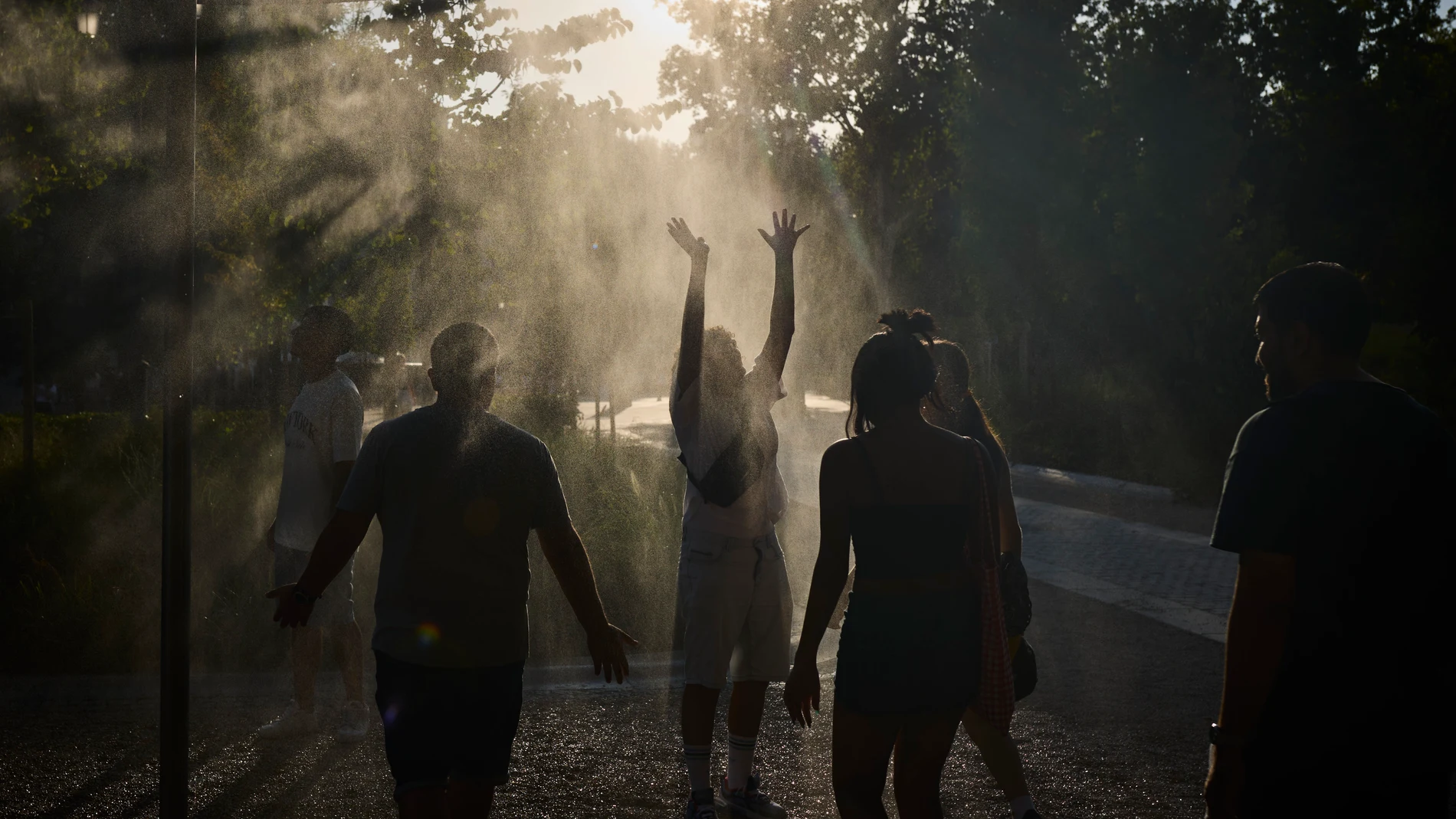 Turistas en plena ola de calor en agosto en la ciudad de Madrid. Terrazas en el centro de Madrid. Una nueva regulación de las terrazas va a controlar prohibiendo la publicidad de bebidas alcohólicas en toldos y terrazas de bares y restaurantes. © Alberto R. Roldán / Diario La Razón. 08 08 2024