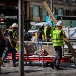 Trabajadores en las calles de Madrid. Agosto se despide con 193.704 trabajadores menos y con un aumento del pa