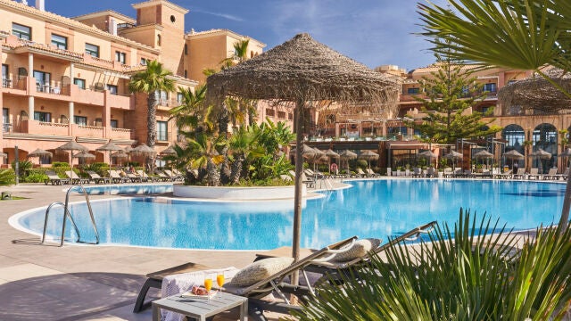 La piscina exterior del hotel Barceló Punta Umbría Mar