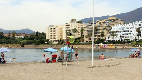 Puesto de socorrismo en una playa de Estepona (Málaga)