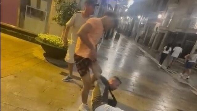 Momento en el que dos individuos agreden a un hombre para robarle