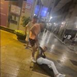 Momento en el que dos individuos agreden a un hombre para robarle