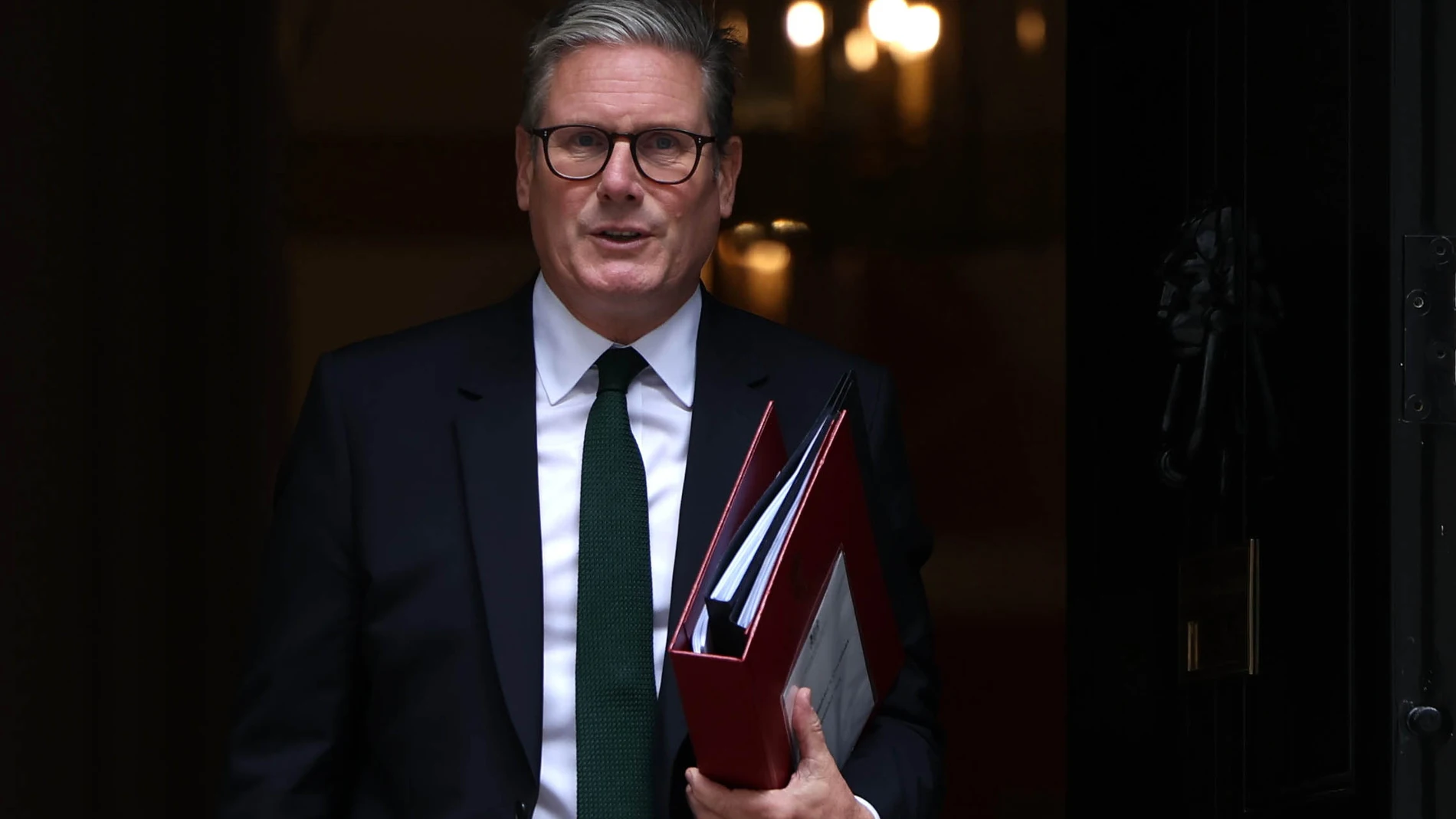London (United Kingdom), 04/09/2024.- British Prime Minister Sir Keir Starmer departs his official residence, 10 Downing Street, to attend the Prime Minister's Questions (PMQs) at the Parliament in London, Britain, 04 September 2024. (Reino Unido, Londres) EFE/EPA/NEIL HALL