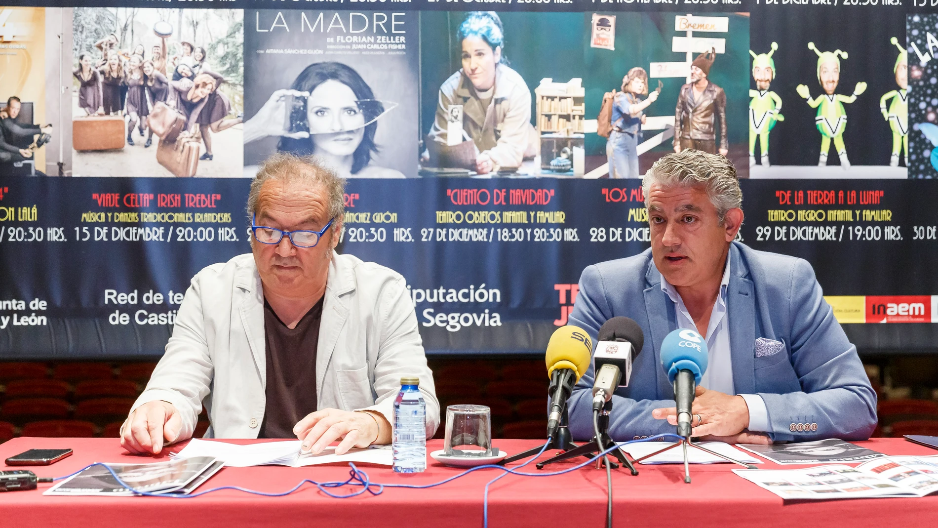 El vicepresidente y diputado de Cultura, Juventud y Deportes, José María Bravo, junto con el director del Teatro Juan Bravo, Marco Costa, presentan la programación del último trimestre