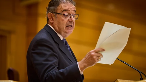 El portavoz presupuestario del Grupo Popular en el Senado Gerardo Camps. La vicepresidenta primera, María Jesú