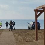 Efectivos policiales en la playa de La Reya, en Mazarrón (Murcia), tras rescatar a una mujer en parada cardiorrespiratoria que finalmente ha fallecido