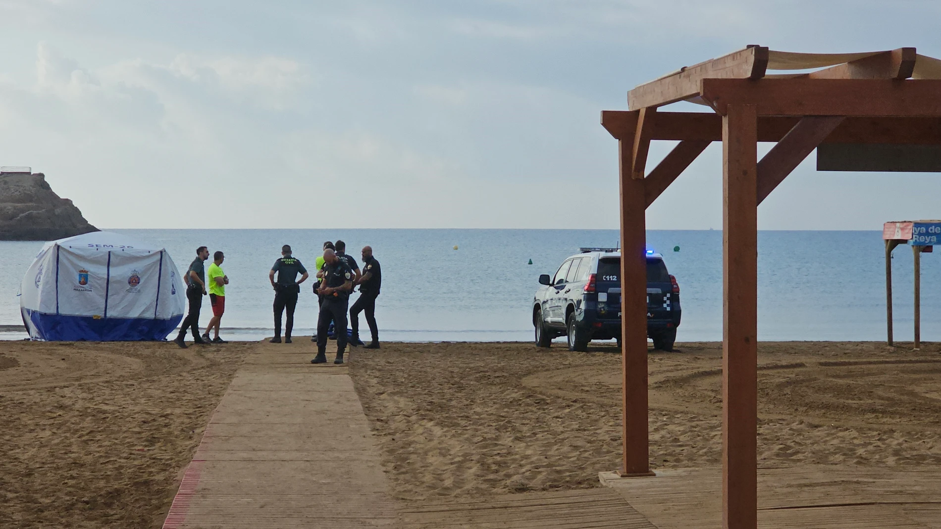 Efectivos policiales en la playa de La Reya, en Mazarrón (Murcia), tras rescatar a una mujer en parada cardiorrespiratoria que finalmente ha fallecido