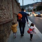 Una mujer acompaña a sus hijas a la guardería 