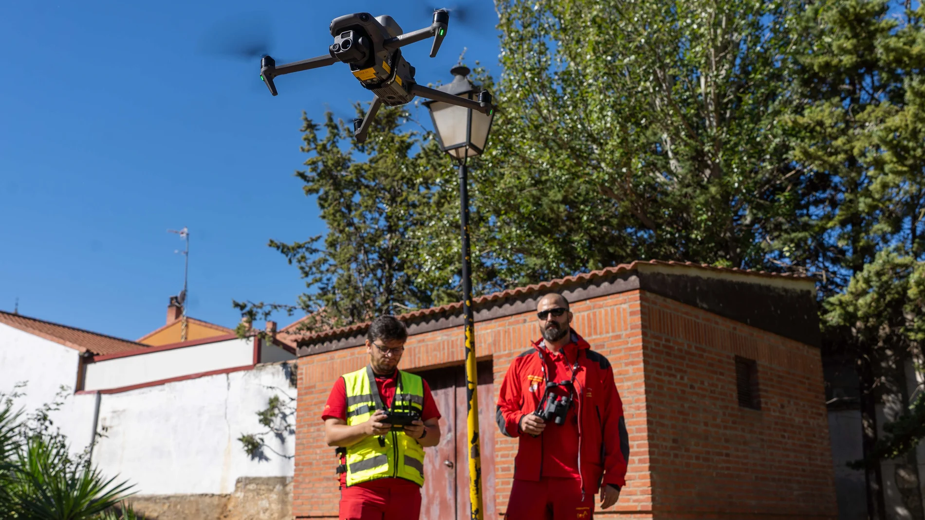 George Pospisil y Pablo Gutiérrez, integrantes de la Unidad Fénix de drones de la Agencia de Protección Civil y Emergencias, durante la inspección de los daños de la tormenta en la localidad vallisoletana de Medina de Rioseco