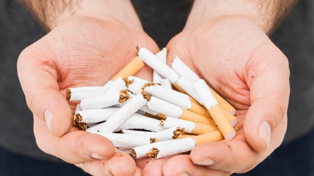 Un montón de cigarrillos que sugieren dejar de fumar