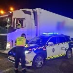 El tráiler en el control establecido por la Guardia Civil. GUARDIA CIVIL