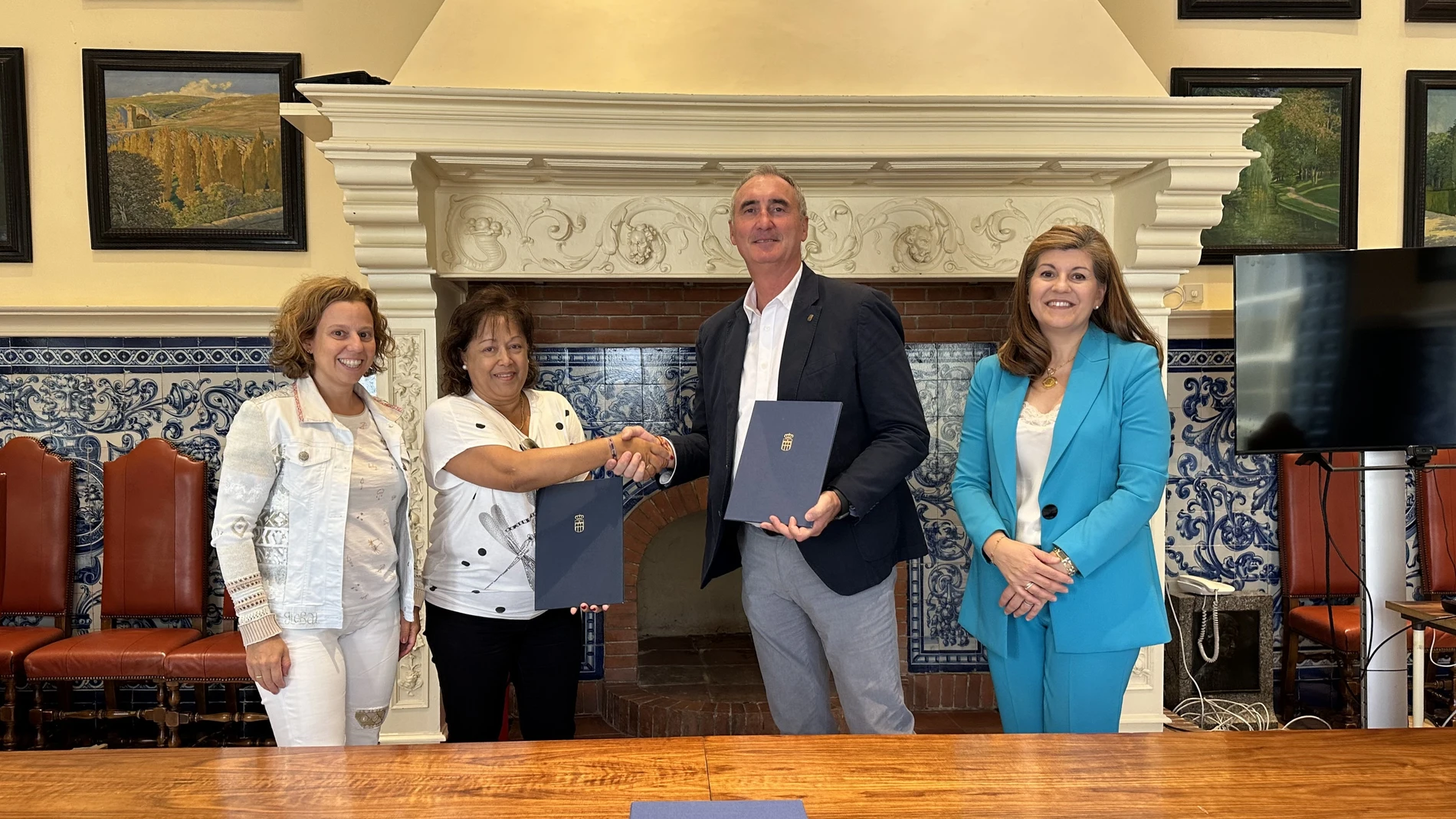 El alcalde de Segovia, José Mazarías, firma el acuerdo con presidenta de la asociación de vecinos "Nuestra Señora de la Fuencisla" de San Marcos, Paloma Herrero, en presencia de la concejal Azucena Suárez