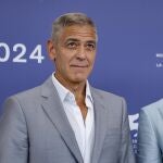 Venice (Italy), 01/09/2024.- US actors George Clooney (L) and Brad Pitt pose at a photocall of 'Wolfs' at the 81st annual Venice International Film Festival, in Venice, Italy, 01 September 2024. The movie is presented out of competition at the festival running from 28 August to 07 September 2024. (Cine, Italia, Niza, Venecia) EFE/EPA/FABIO FRUSTACI