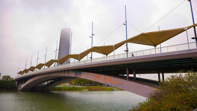 Hallan el cadáver de una mujer en el tramo del río del puente del Cachorro