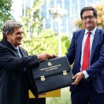 El nuevo ministro para la Transformación Digital y de la Función Pública, Óscar López, recibe su cartera de manos del titular saliente, José Luis Escrivá