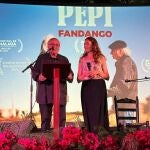 Peter Perez y la directora de cine, Lucija Stojevic, en el preestreno en Paterna de Rivera del documental 'Pepi Fandango'