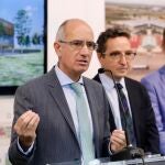 Javier Iglesias junto al rector de la Universidad de Salamanca habla del proyecto