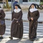 A la derecha de la foto, la clarisa excomulgada, sor Paz, por las calles de Burgos