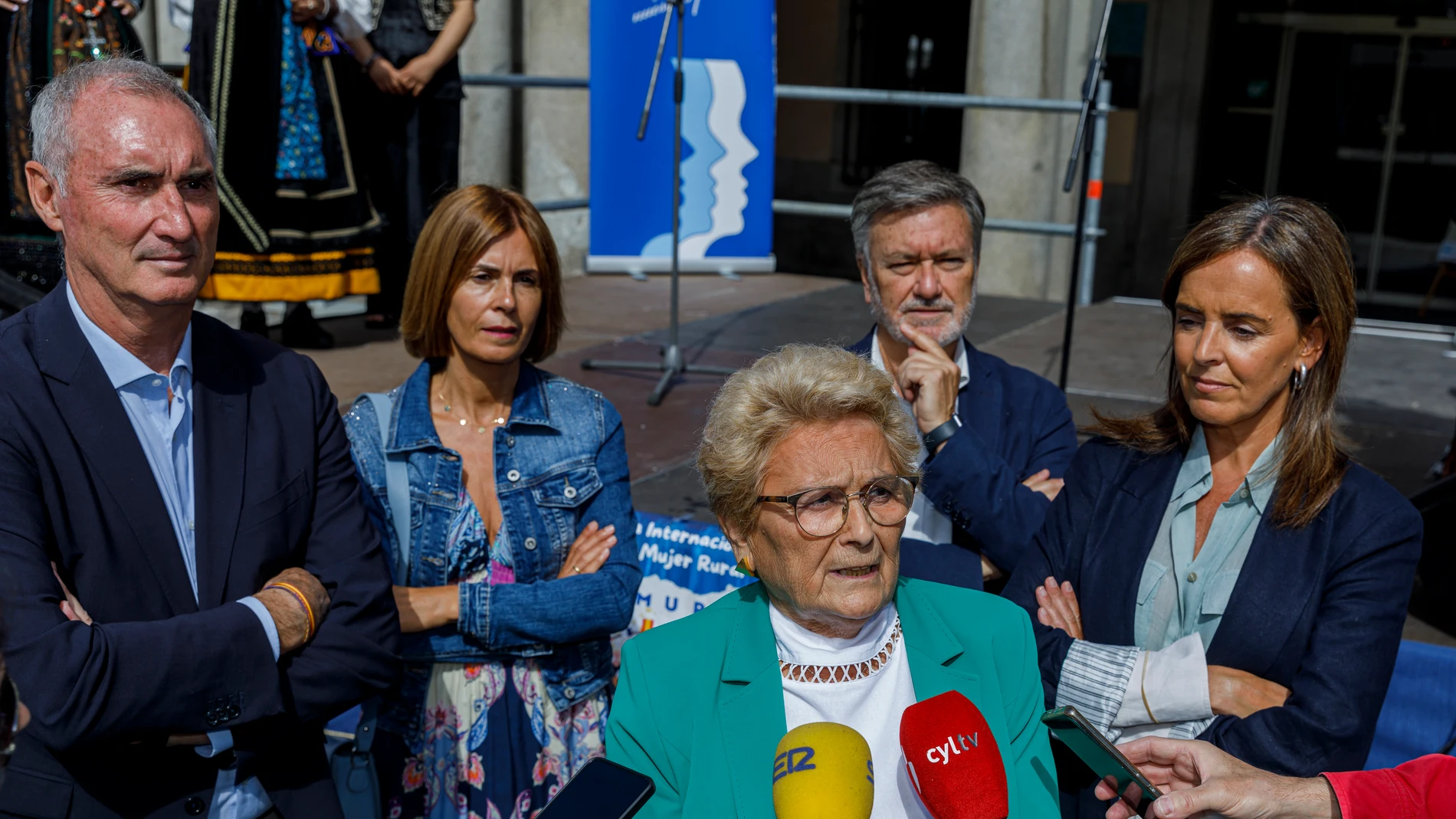 Fúnez escucha a Juana Borrego junto a Mazarías y Vázquez